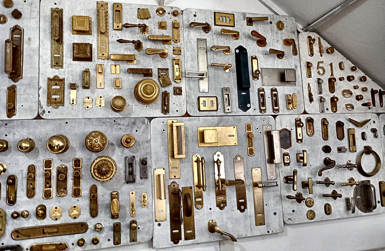 Paneles con manijas, picaportes y cerraduras de bronce en Casa Sidar, Rosario